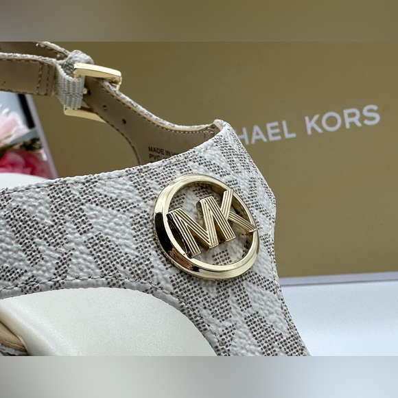 Michael Kors Vanilla Thong Sandals NIB - Picture 10 of 13
